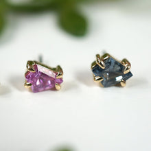 Load image into Gallery viewer, Claw Set Solitaire Faceted Freeform Sapphire Threadless End