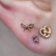 Load image into Gallery viewer, Flat Bow Threadless End