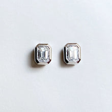 Load image into Gallery viewer, Emerald Solitaire Studs